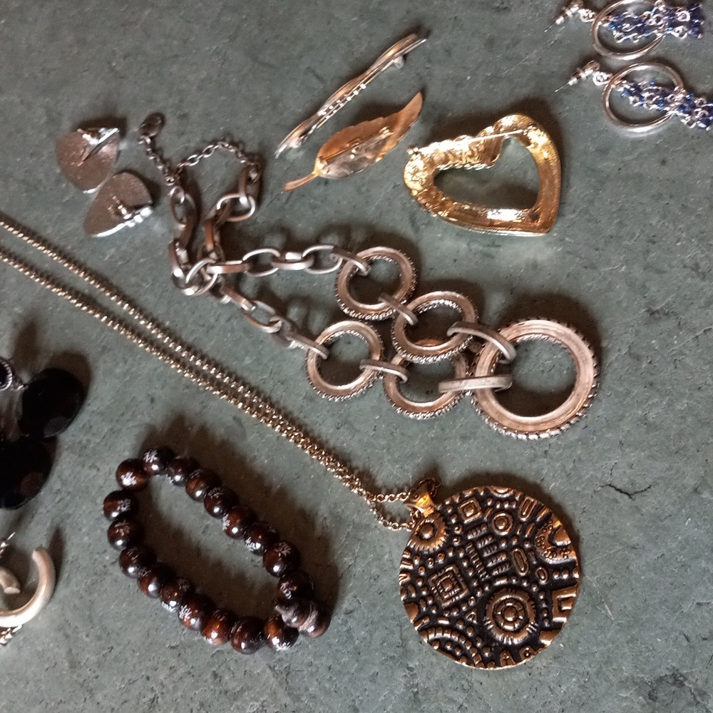 Fun Jewelry Lot - Picture 5 of 7
